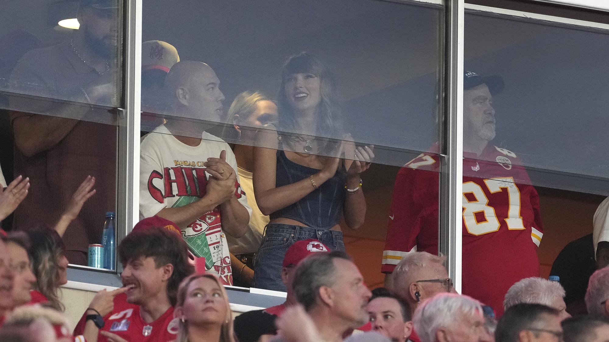 Taylor Swift shows up at Arrowhead Stadium to watch Travis Kelce, Chiefs face Ravens in NFL opener