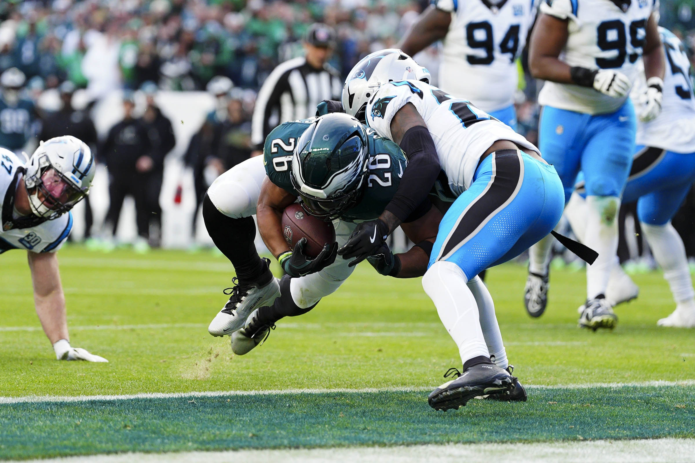 Barkley’s brilliance helps Eagles beat Panthers 22-16 but pass game has Philly frustrated